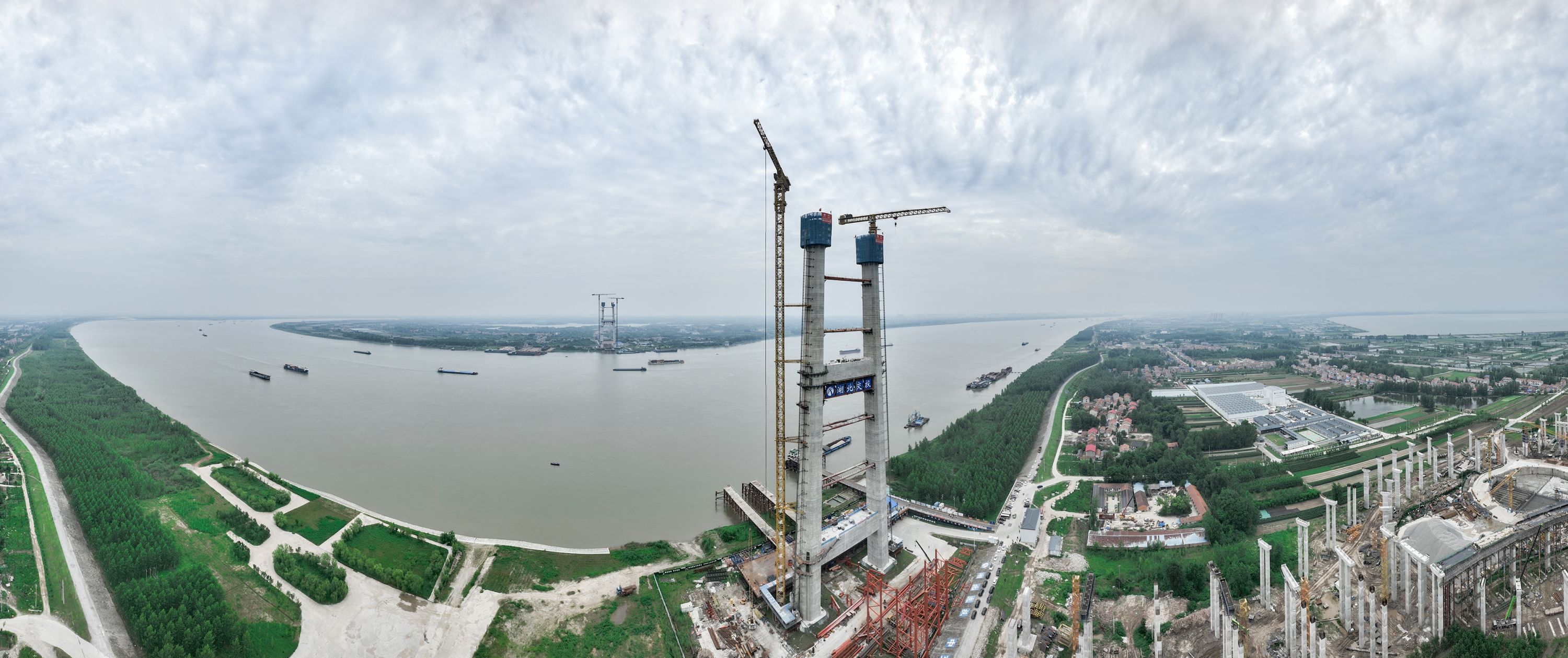 双柳长江大桥双主塔实现封顶 新洲到鄂州行车距离将缩短到5分钟