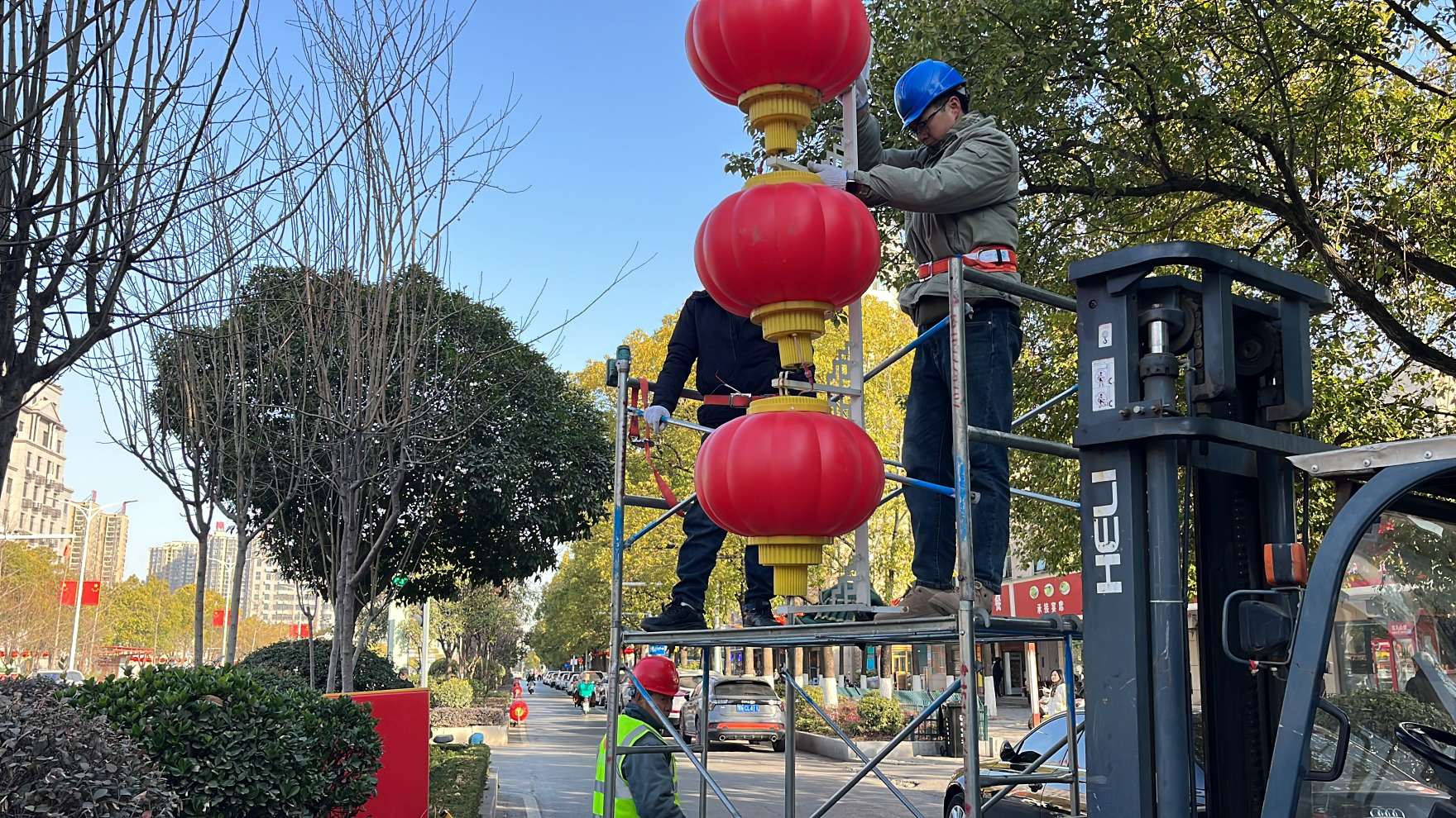 张灯结彩迎新年 节前氛围营造忙