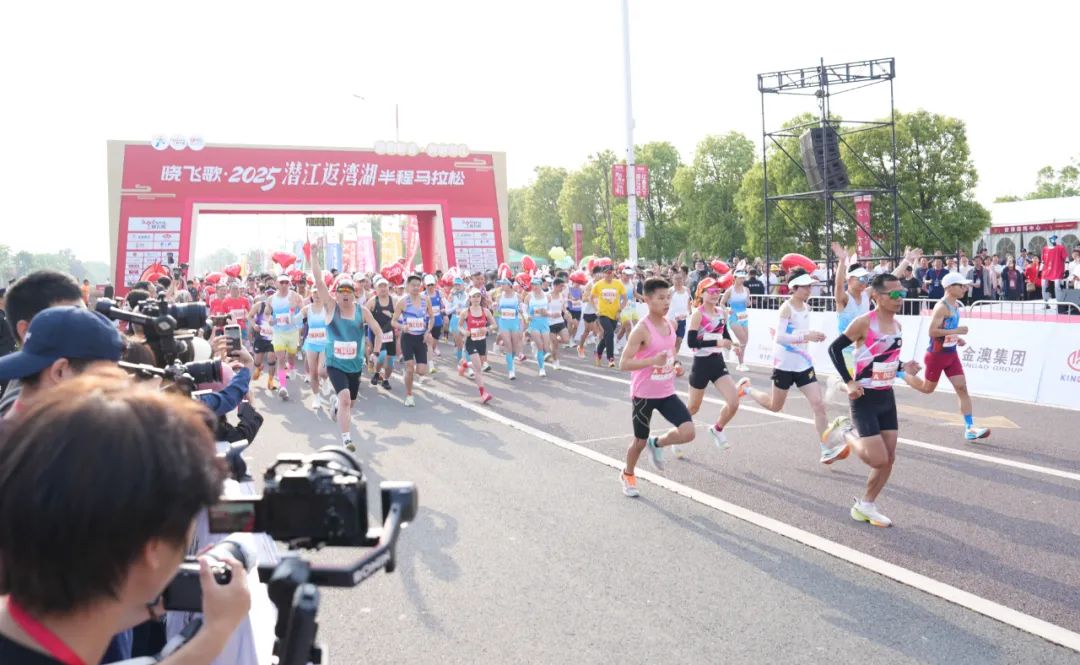 万人共赏！“潜马”鸣枪开跑！