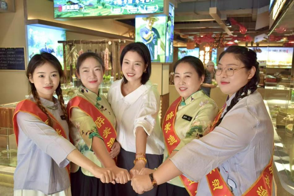5年新开4家餐厅，留守女孩蜕变网红“掌柜”