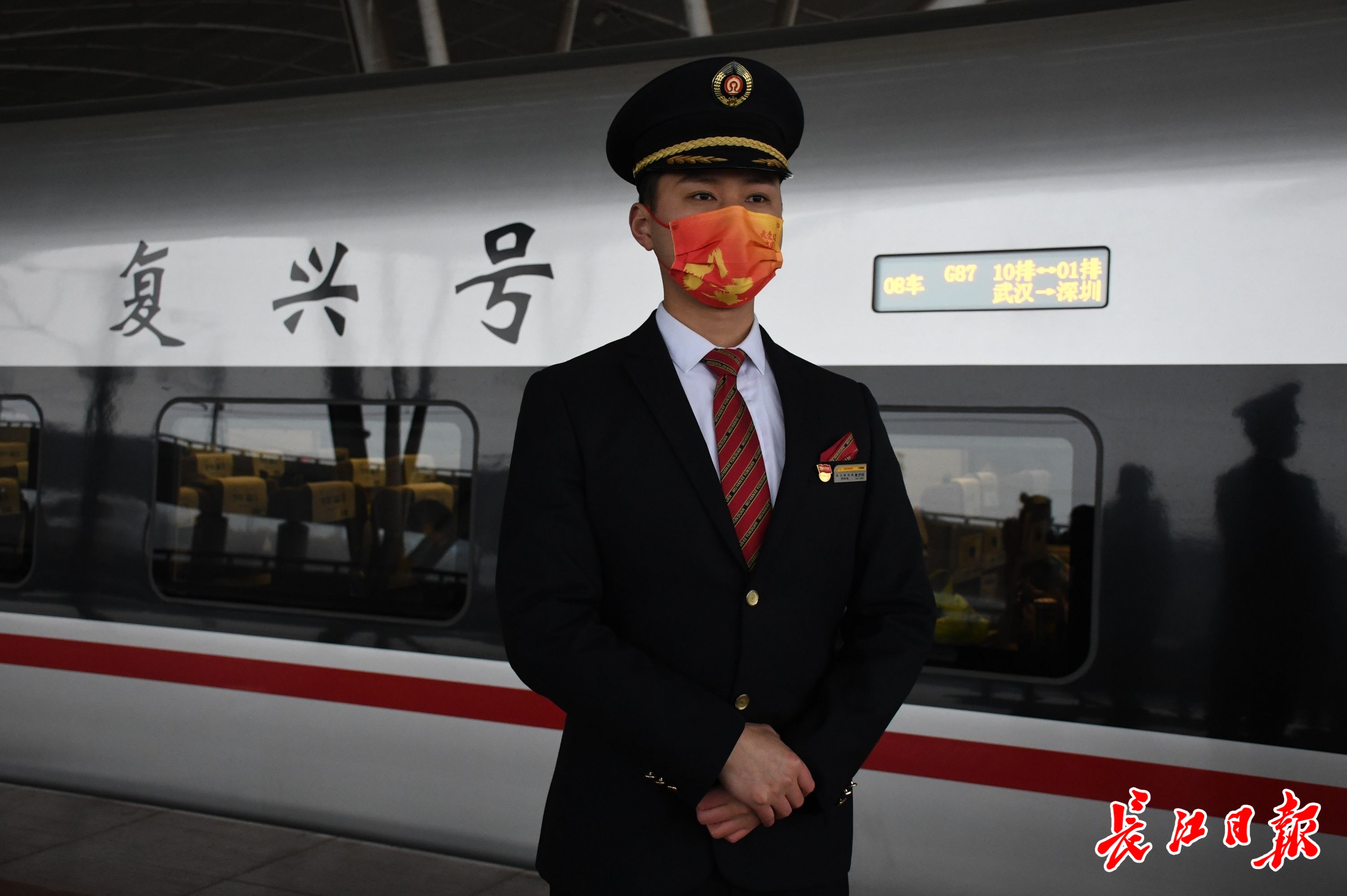 列车乘务员换装迎国庆-盐城新闻网