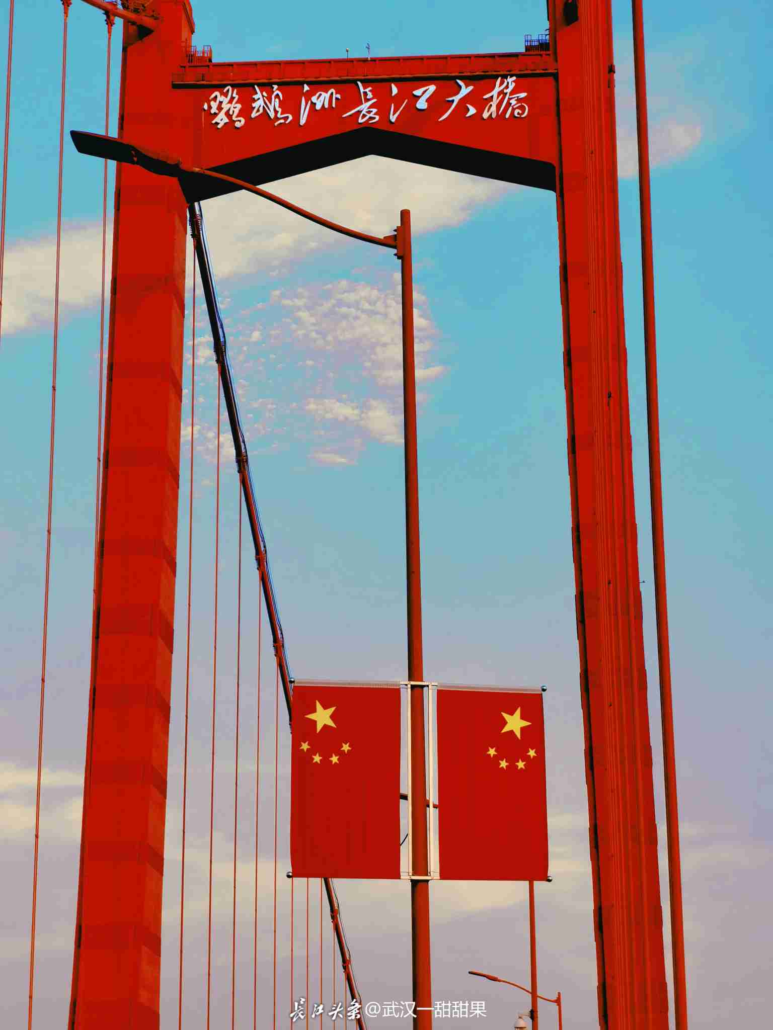 五星红旗飘扬在武汉大街小巷和风景名胜-搜狐大视野-搜狐新闻