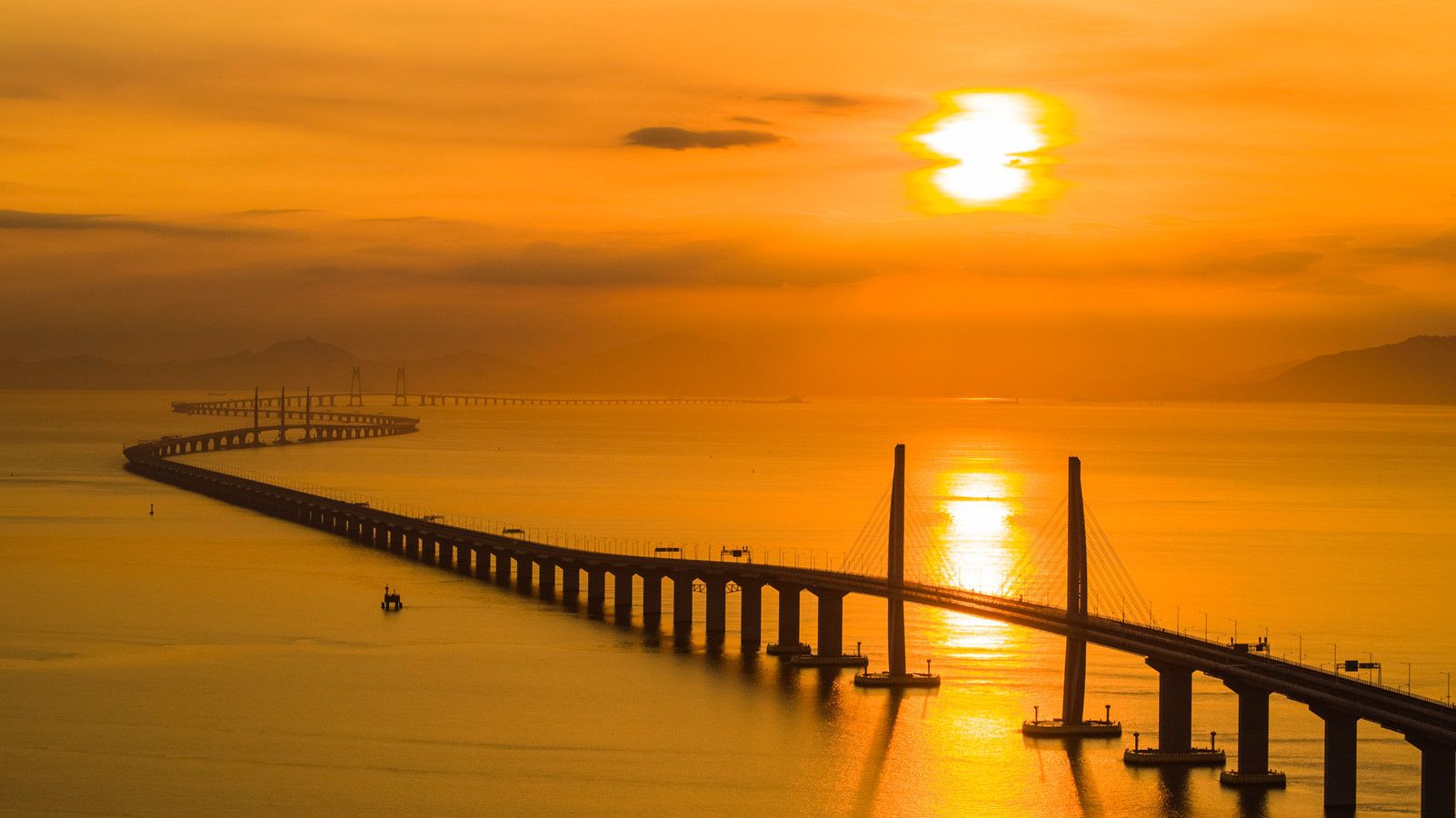 飞架伶仃洋的港珠澳大桥创下多项世界记录,它是世界上最长的跨海大桥,它被称为新的世_珠海港(000507)股吧_东方财富网股吧