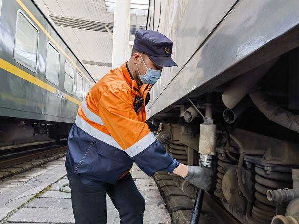 给列车“喂水”的人：拖着十几斤重的水管百米赛跑星空体育平台(图3)