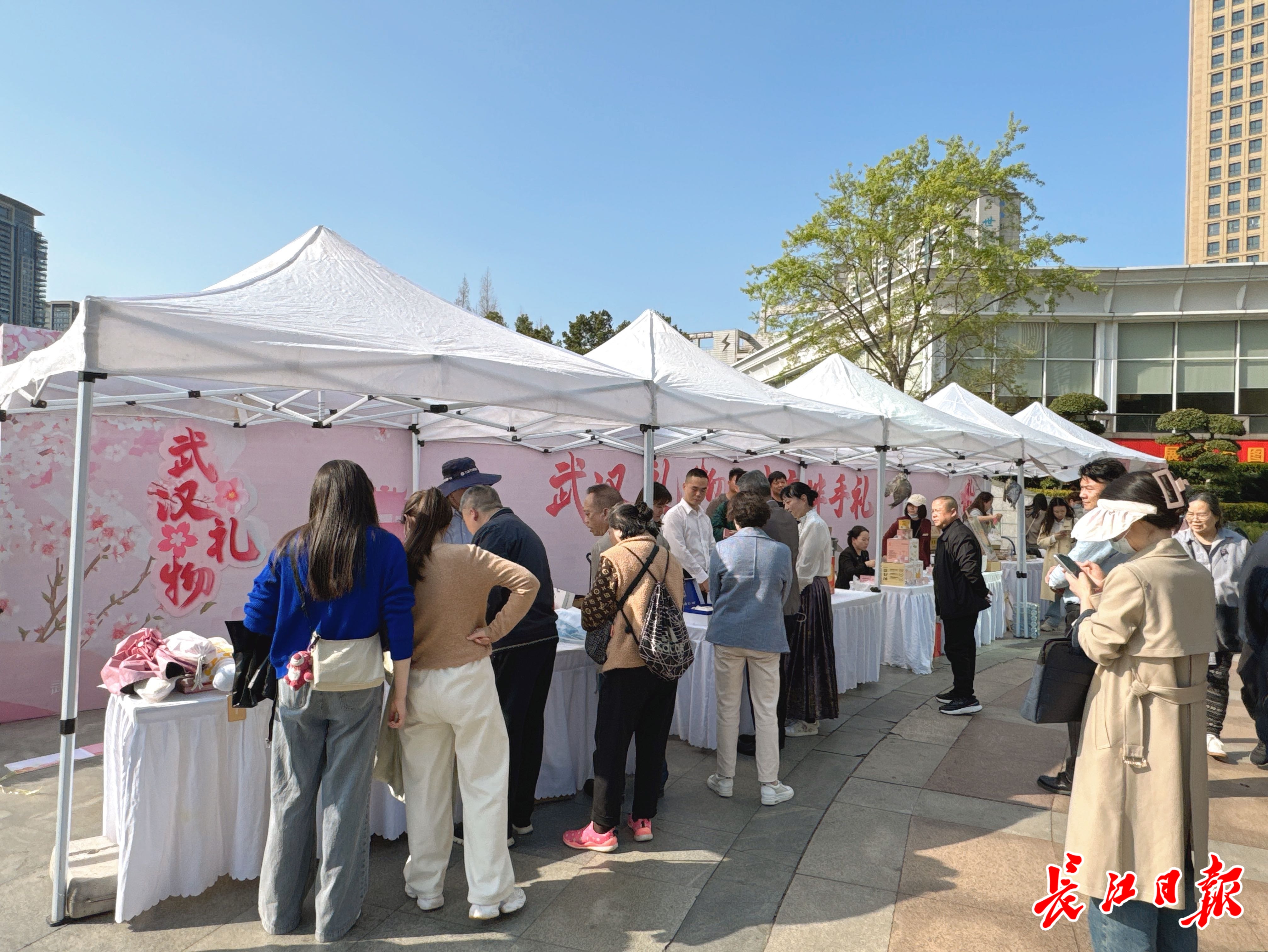 乐鱼app“武汉礼物”微市集亮相武汉体育消费周樱花文创大受欢迎(图4)