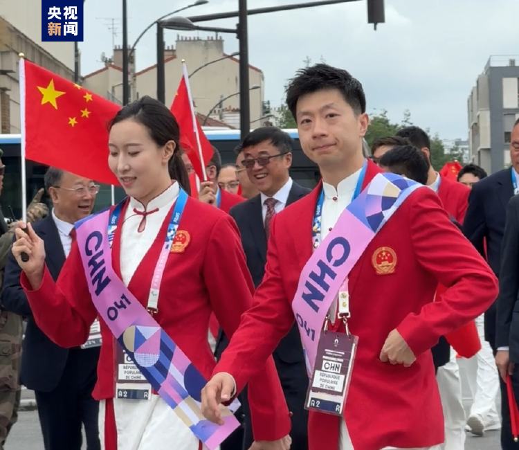 即将登船出场，中国代表团亮相巴黎奥运会开幕式
