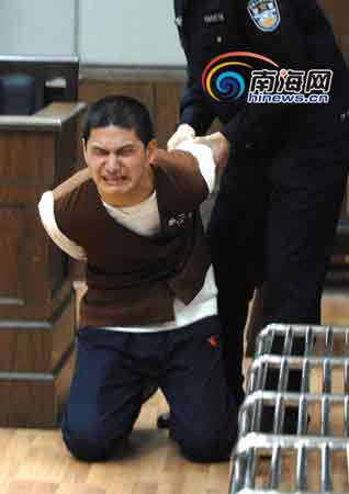 男子性爱中掐死女友分尸受审时当庭跪哭