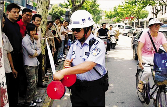 上海袭警案:纵火趁乱闯警局沿途只杀男民警