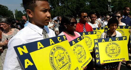 美国国家有色人种发展协会成员在法院门前抗议