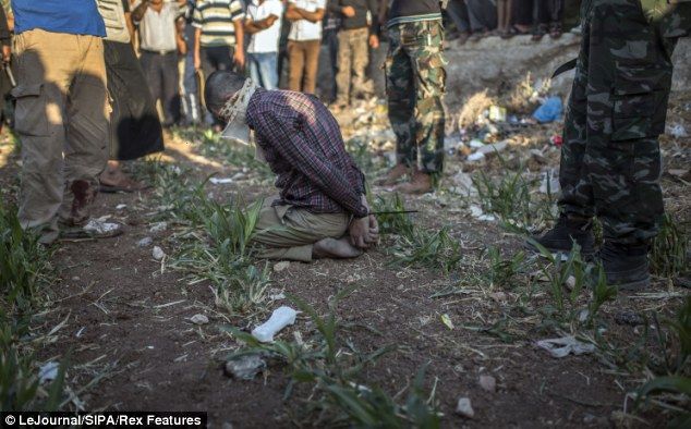 叙利亚反对派在儿童面前砍掉政府军士兵头颅