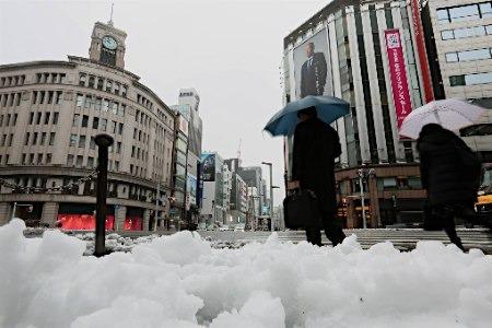 北海道遭遇暴雪天气政府呼吁万人暂时疏散_首