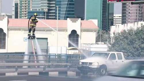 壕就是壕！迪拜消防员用喷气飞行背包来灭火