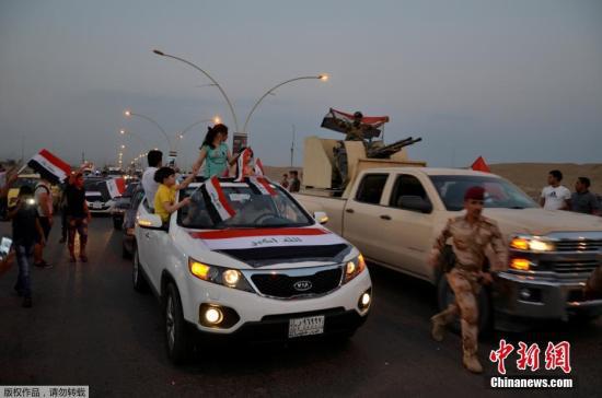  伊拉克总理宣布成功收复摩苏尔。图为摩苏尔民众走上街头，庆祝胜利。