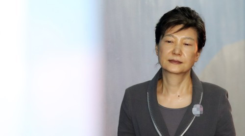 25日，朴槿惠出庭受审，面无表情