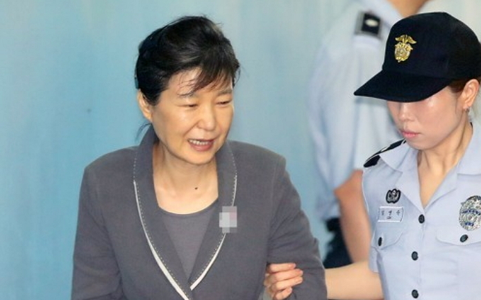 21日，朴槿惠出庭受审时与狱警说笑