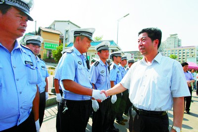 长沙市委书记陈润儿慰问在持续高温下执勤的交警