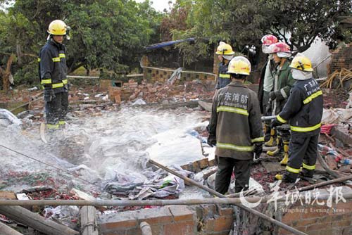 消防员正在清理爆炸现场