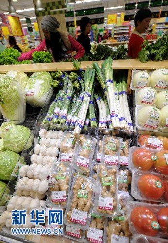 11月15日，在济南一个超市里，产地为山东莱芜的生姜每斤价格为12元，普通大蒜每斤价格为7.5元。新华社记者 范长国 摄