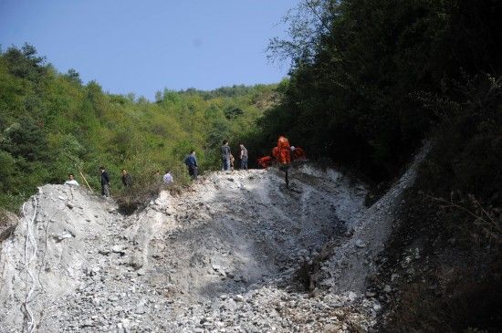 4月28日，这是位于山沟里的事发矿硐外观。新华社记者 聂建江 摄