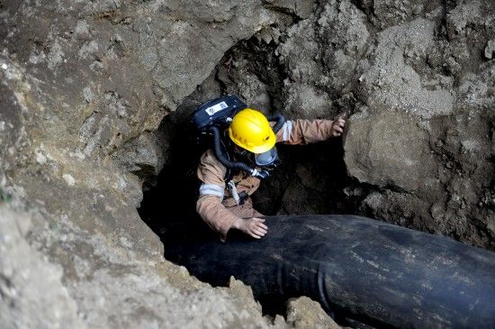 4月28日，一名救援人员爬出事发矿硐。新华社记者 聂建江 摄