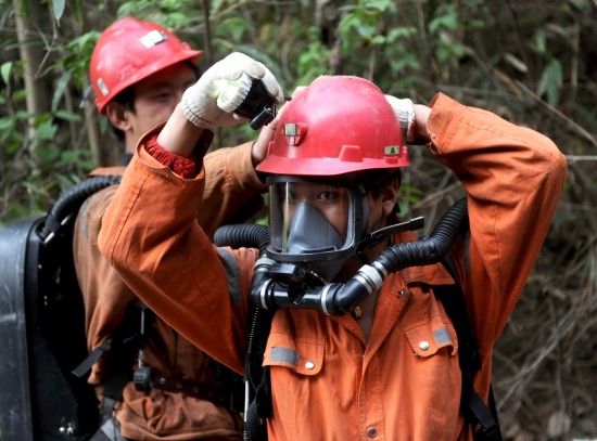 4月28日，救援人员在事发矿硐前整理装备。新华社记者 聂建江 摄