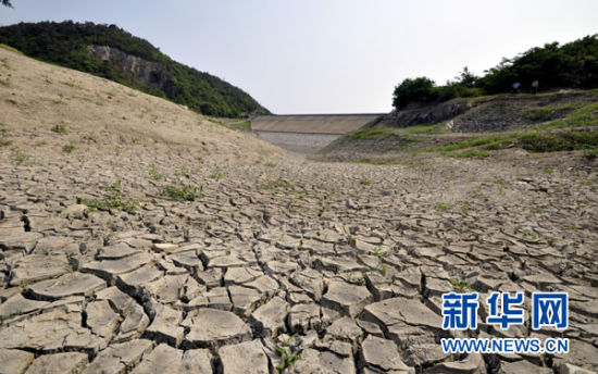 舟山市普陀区虾峙镇的虾峙水库干涸见底，只剩下正常库容1%的蓄水量（5月31日摄）。