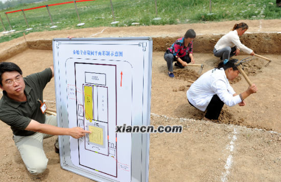 考古人员介绍秦陵K9901陪葬坑与内城建筑遗址考古发掘情况。