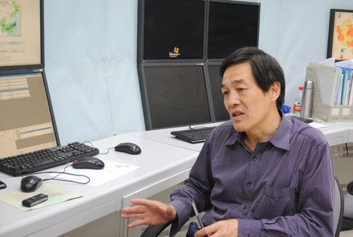 中央气象台首席预报员杨贵名谈长江中下游地区降雨对缓和当前旱情有何影响。中国气象报记者 张勇 摄 中央气象台首席预报员杨贵名谈长江中下游地区降雨对缓和当前旱情有何影响。中国气象报记者 张勇 摄