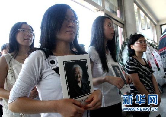6月26日，几位女青年排队进入遗体告别厅向何泽慧院士遗体告别。新华社记者汪永基摄