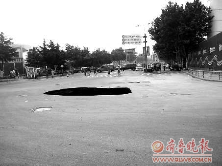 青岛地铁施工区路面塌陷雨水多地质差或为主因