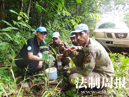 张强 左一 在原始森林巡逻时，与巴基斯坦的维和兄弟们一起吃饭。（受访者供图）