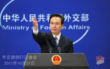 2011年10月31日，外交部发言人洪磊主持例行记者会。