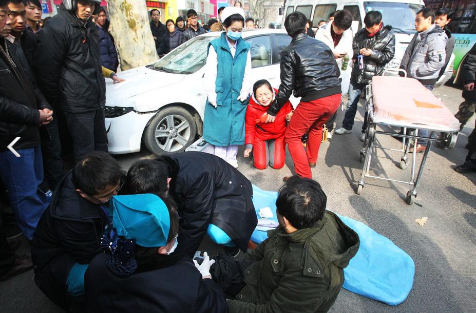 郑州孕妇开车避让电动车撞伤人跪地求原谅_首