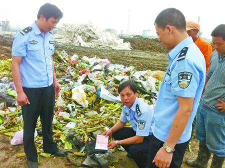 俄罗斯男子在宁波遗失护照警方翻5吨垃圾找回