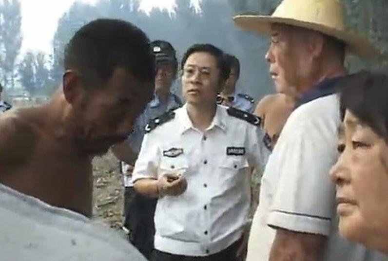 北京房山公安副局长脱裤抬尸(组图)
