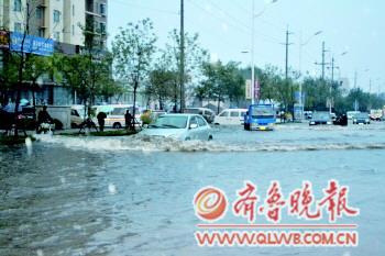 胶南大雨海王路积水严重