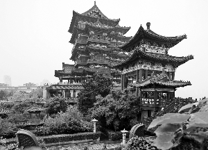 　　滕王阁历经29次重修，现在的滕王阁是1985年依照梁思成所绘的《重建滕王阁计划草图》重建而成。