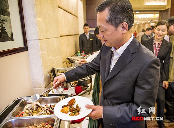(4月19日，参加湖南省农业生产工作会议的副省长张硕辅提议大家用行动为湖南禽类产品“代言”。午餐时，他夹了好几种以家禽为食材的菜肴。)