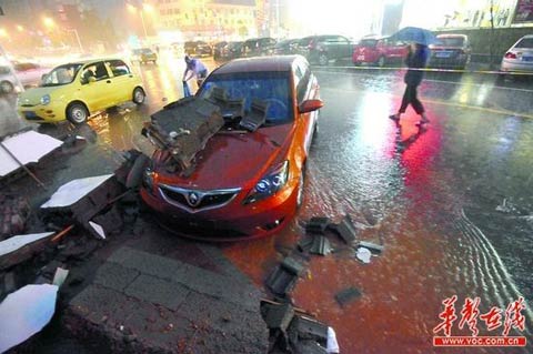 7日晚，长沙一汽车被垮塌的护坡石块砸中（图片来源：华声在线）