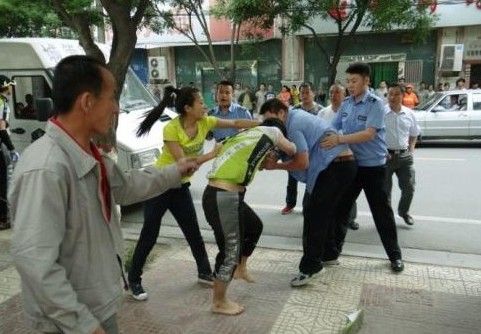 图为5月31日，延安城管队员暴力执法场面。