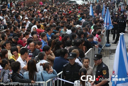 2013年06月11日，济南省城泉城路上，一家金店门前，近万人挤爆现场抢购黄金。