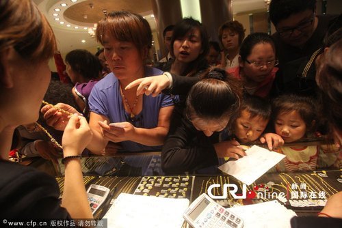 2013年06月11日，济南省城泉城路上，一家金店门前，近万人挤爆现场抢购黄金。