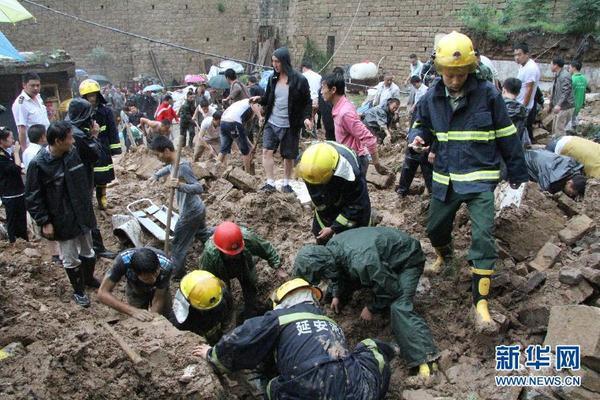 　　7月12日，救援人员在造成5人遇难的延安市枣园镇卫校渠山体滑塌现场搜救。