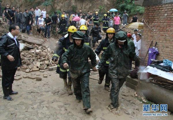 　　7月12日，救援人员在造成5人遇难的延安市枣园镇卫校渠山体滑塌现场搜救。