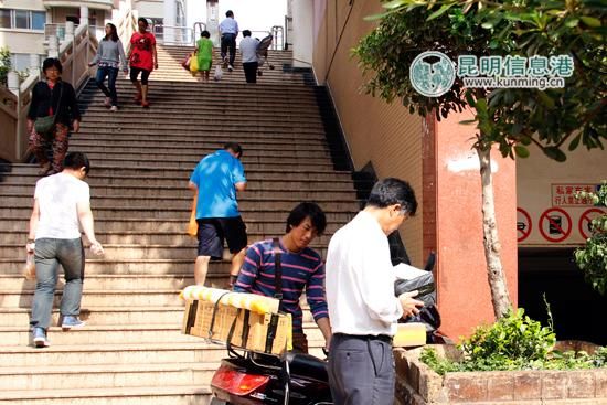 小区居民出入要上下30多级的台阶。