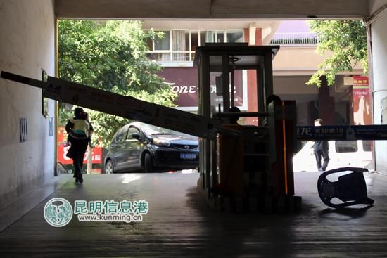 部分居民选择到地下车库坐电梯出入小区。