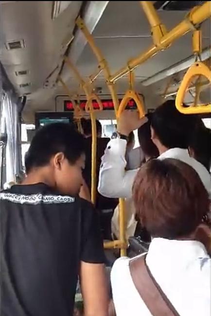 上海公交司机与乘客冲突 下车单挑6分钟(图)_首