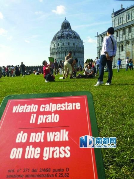  比萨斜塔前面的草坪成了一些中国游客的“居家客厅”。南都记者石秋菊发自意大利