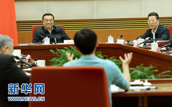 　10月31日，中共中央政治局常委、国务院总理李克强在北京主持召开经济形势座谈会，听取专家学者和企业负责人对当前经济形势和今后经济工作的意见和建议。新华社记者刘建生摄