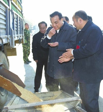 李克强在黑龙江查看秋粮收储 嚼稻粒测水分